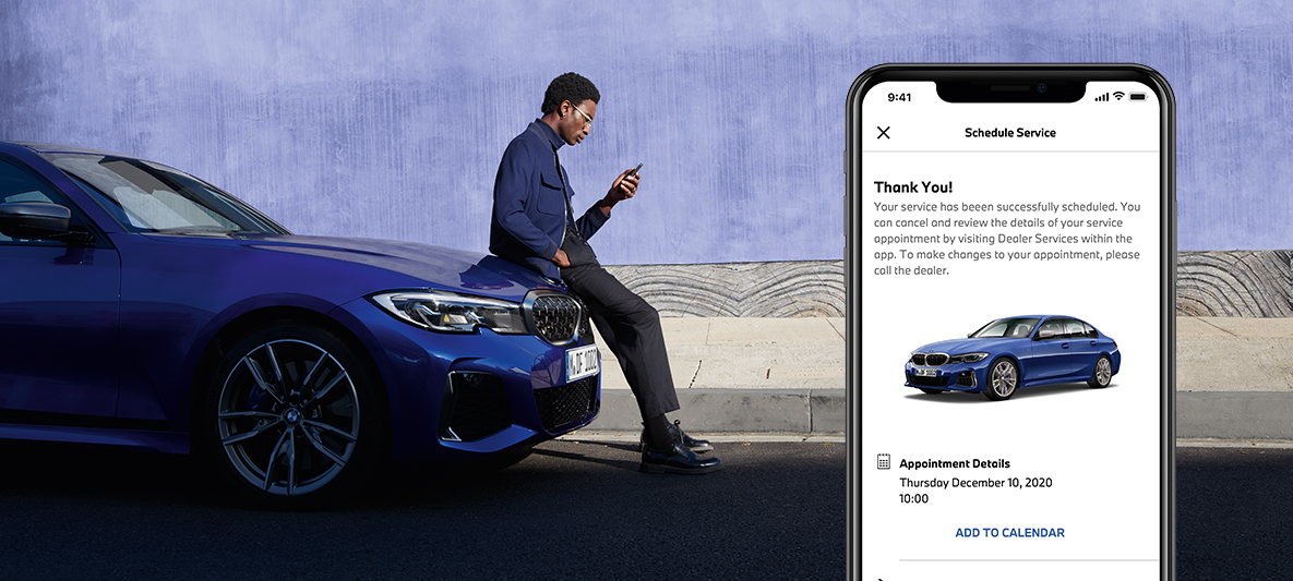 My BMW App проверка на нуждата от обслужване на автомобила мъж седи на предния капак на BMW My BMW App проверка на нуждата от обслужване на автомобила мъж седи на предния капак на BMW