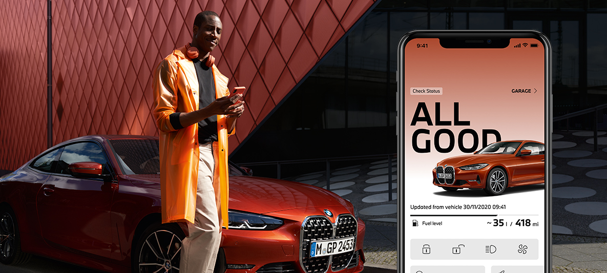 My BMW App проверка на статуса на автомобила мъж със смартфон пред BMW Серия 2 Купе My BMW App проверка на статуса на автомобила мъж със смартфон пред BMW Серия 2 Купе
