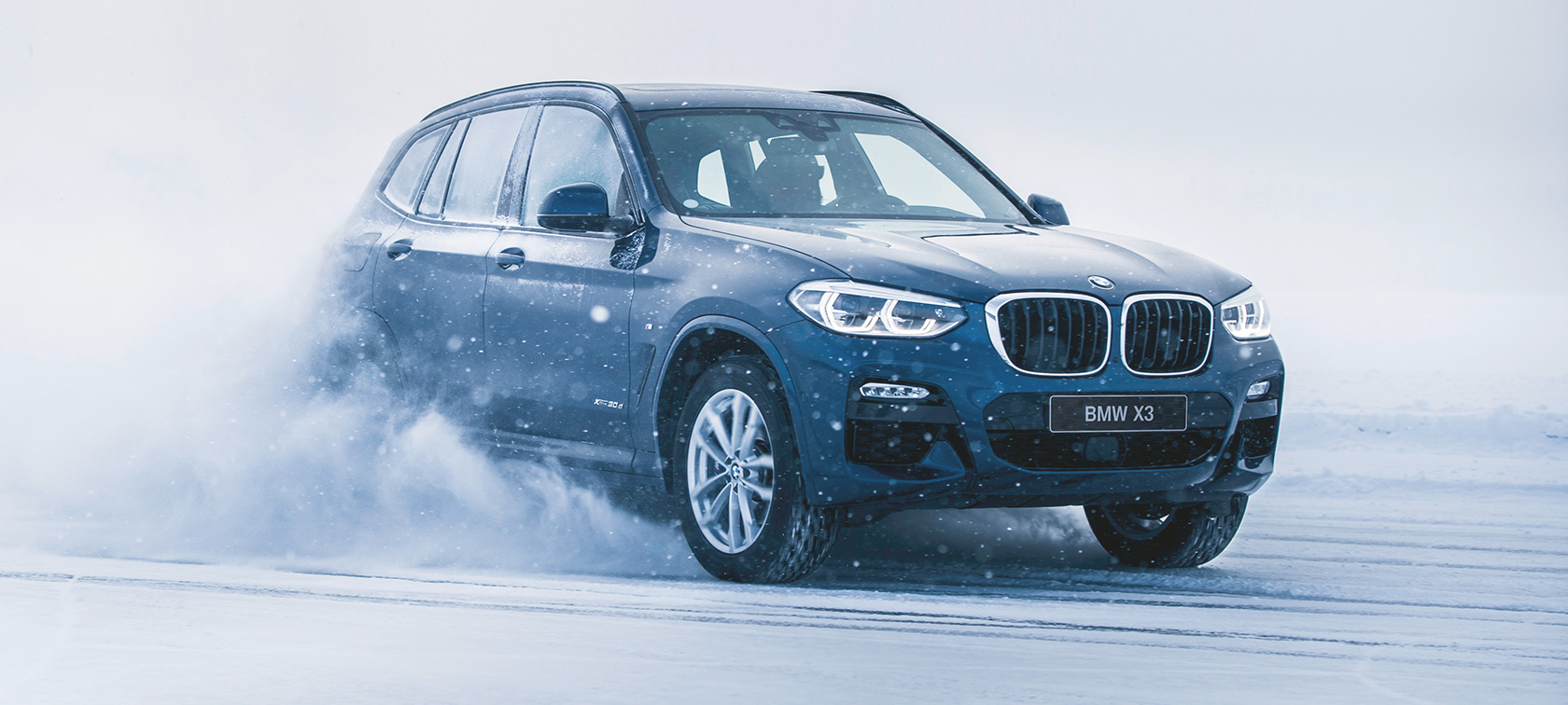 BMW Аксесоари за есента и зимата BMW X3 в снега три четвърти изглед отпред