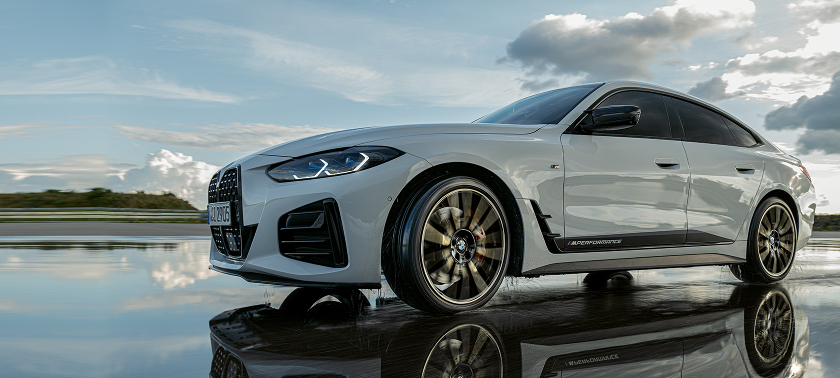 BMW Серия 4 Гран Купе (G26) с M Performance Parts в движение по мокър път BMW Серия 4 Гран Купе (G26) с M Performance Parts в движение по мокър път