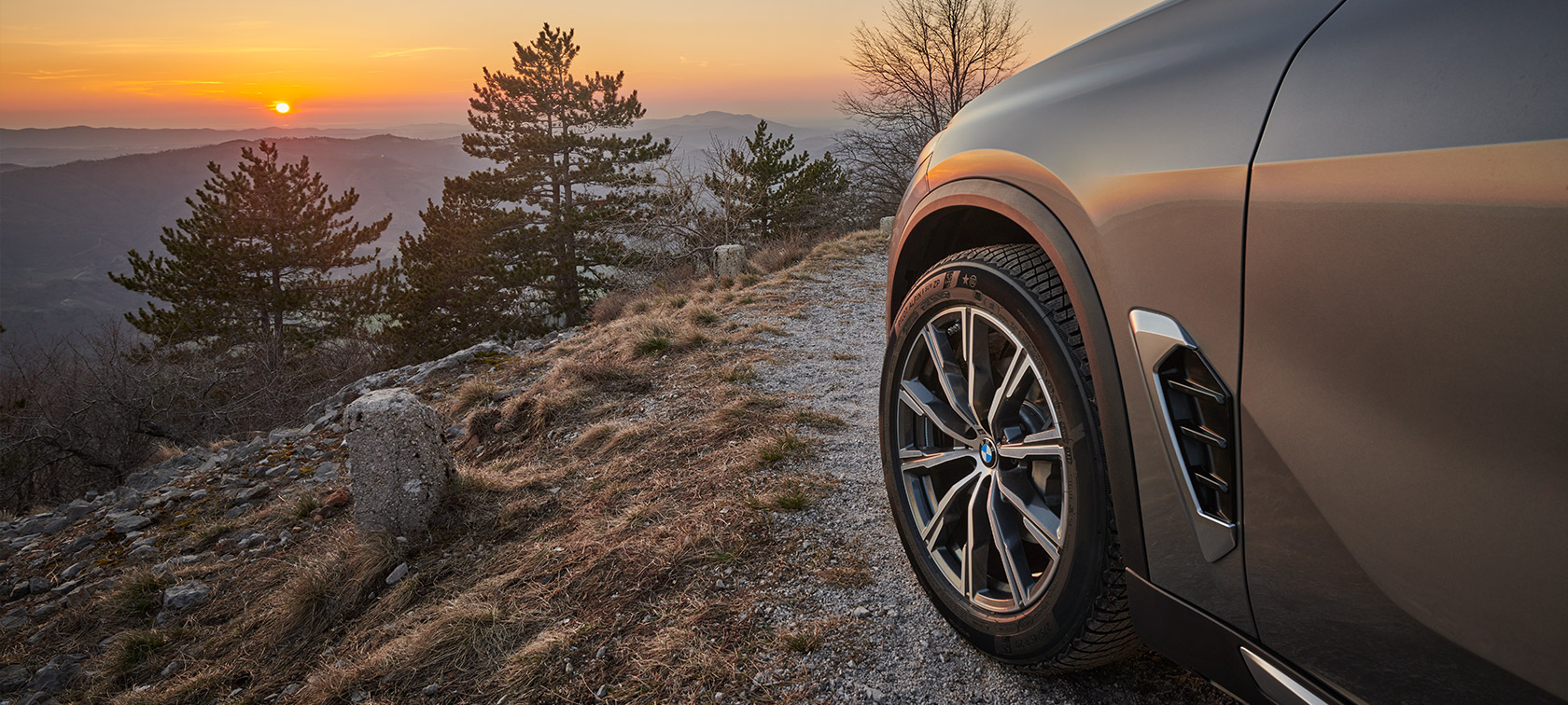 Оригинални джанти BMW на BMW X5 (G05 LCI) на черен път в планината по залез слънце Оригинални джанти BMW на BMW X5 (G05 LCI)