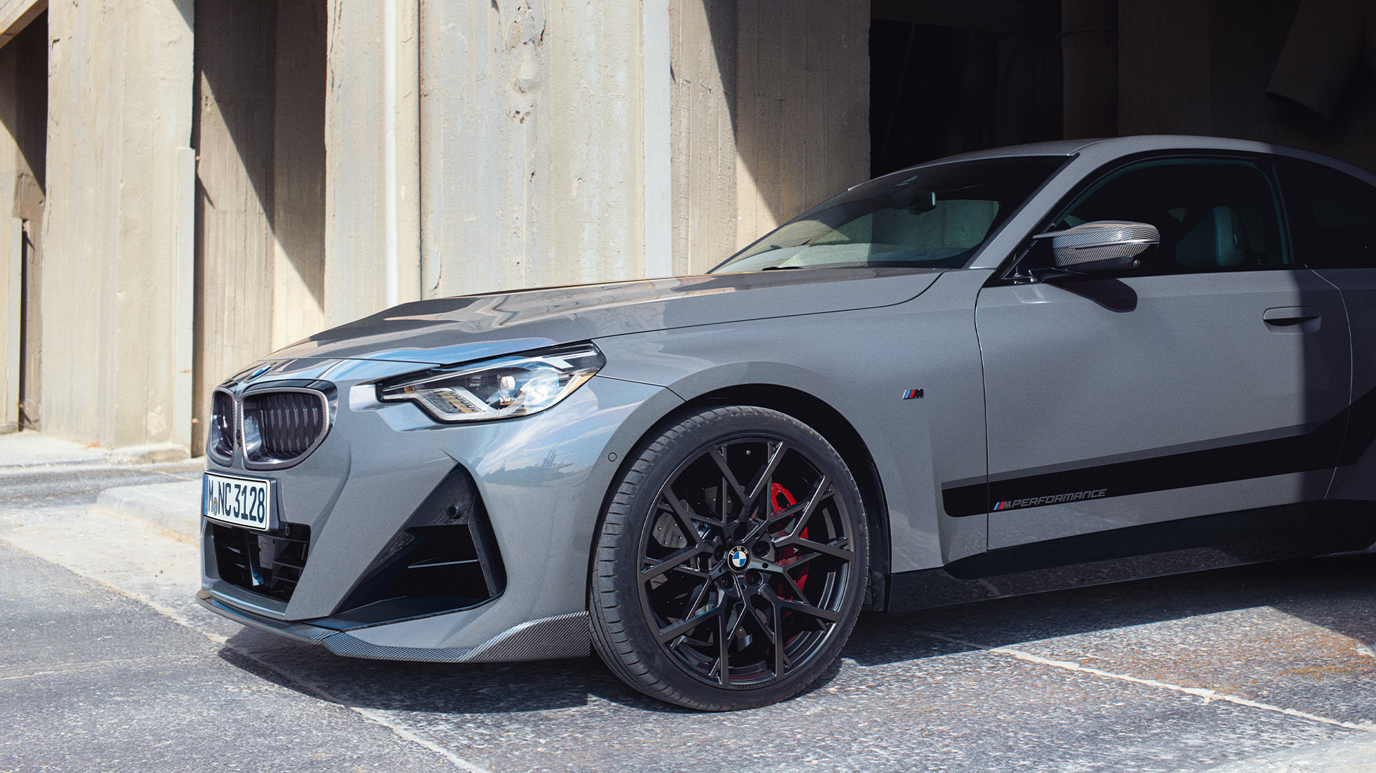 BMW Серия 2 Купе G42 три четвърти изглед отстрани снимка отблизо BMW M Performance Parts BMW Серия 2 Купе G42 три четвърти изглед отстрани снимка отблизо