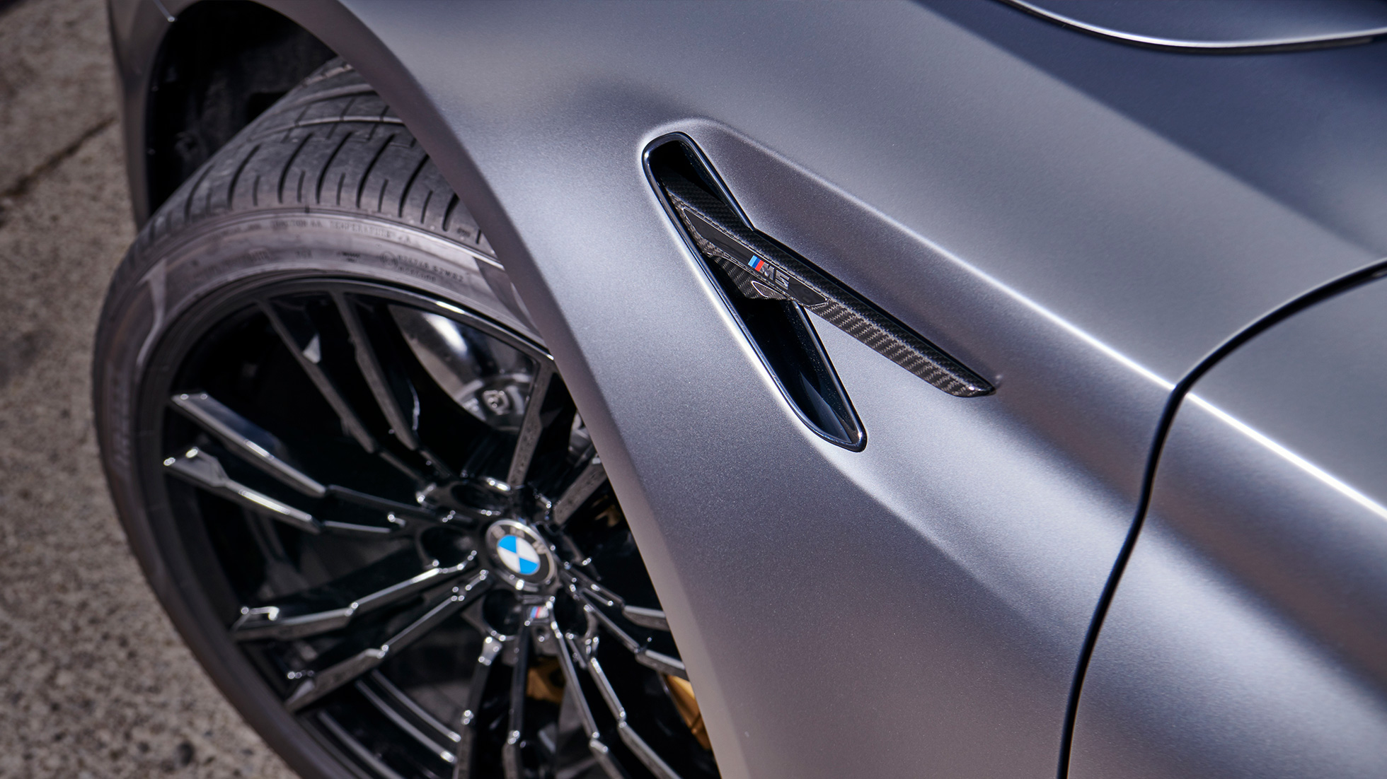 Air Breather BMW M Performance с декоративна пластина от въглеродни нишки Air Breather с дизайн BMW M Performance с декоративна пластина от въглеродни нишки