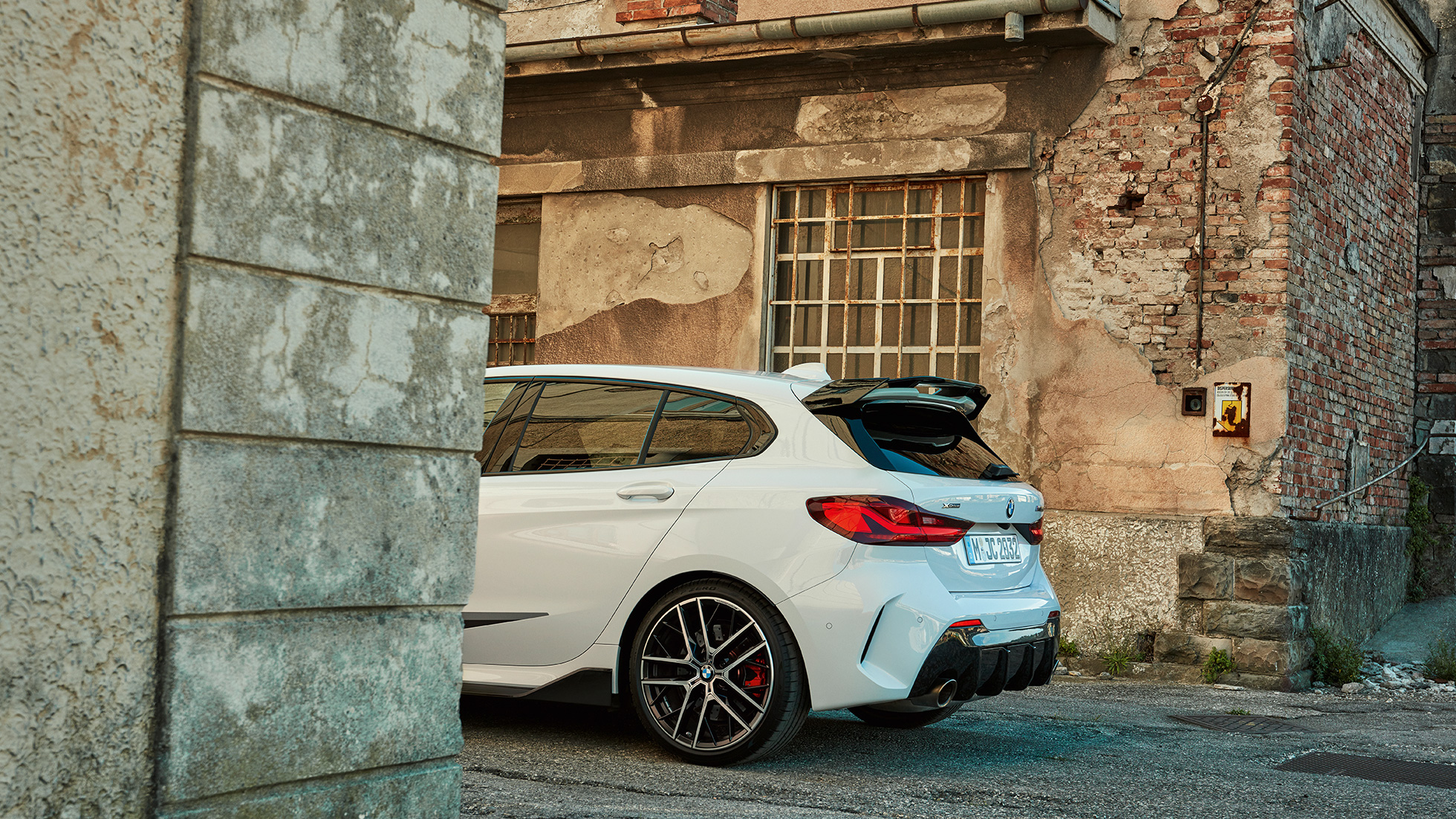 BMW серия 1 BMW M135i xDrive F40 M Performance заден изглед BMW серия 1 BMW M135i xDrive F40 M Performance заден детайлен изглед