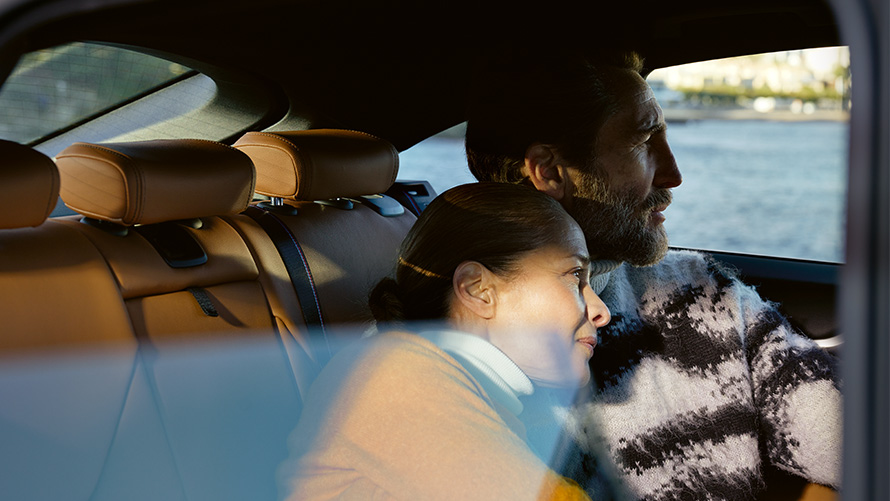 Жена и мъж седят в BMW и гледат през прозореца BMW удължена гаранция жена и мъж седят в BMW и гледат през прозореца