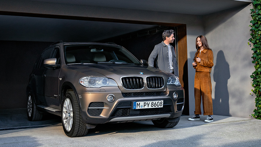 BMW пред гараж с модели BMW Value Service BMW пред гараж с модели