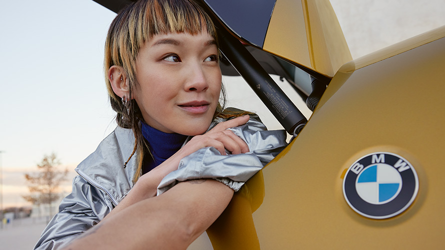 BMW Service Inclusive Продължителност и срокове за употребявани автомобили BMW Service Inclusive жена поглежда от багажника на BMW Х2