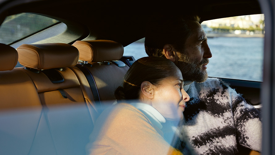 BMW Extended Warranty BMW Extended Warranty мъж и жена се облягат на задната седалка