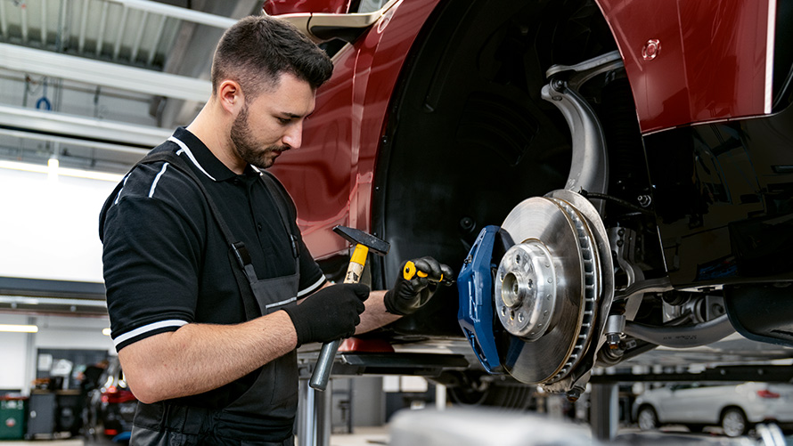 BMW Service Inclusive Plus услуги BMW Service Inclusive Plus механик работи по спирачките