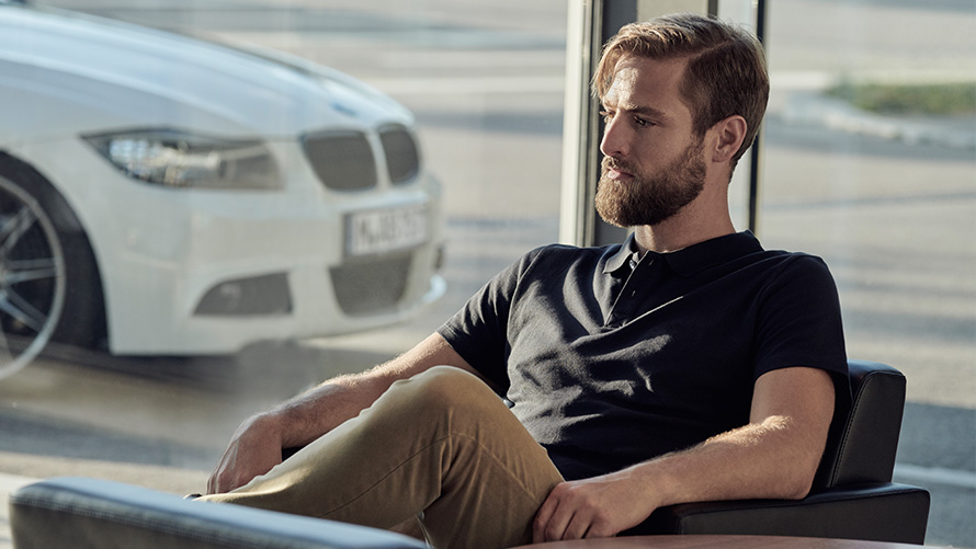 BMW Сервиз инклузив Клиент на BMW Сервиз инклузив чака в BMW Сервизен център