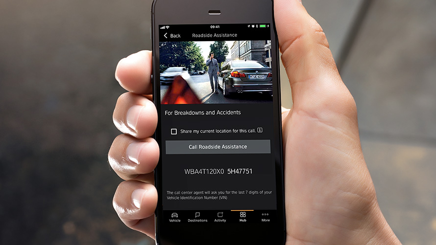 BMW Пътна помощ чрез Connected App. Смартфон показващ BMW Пътна помощ чрез Connected App.