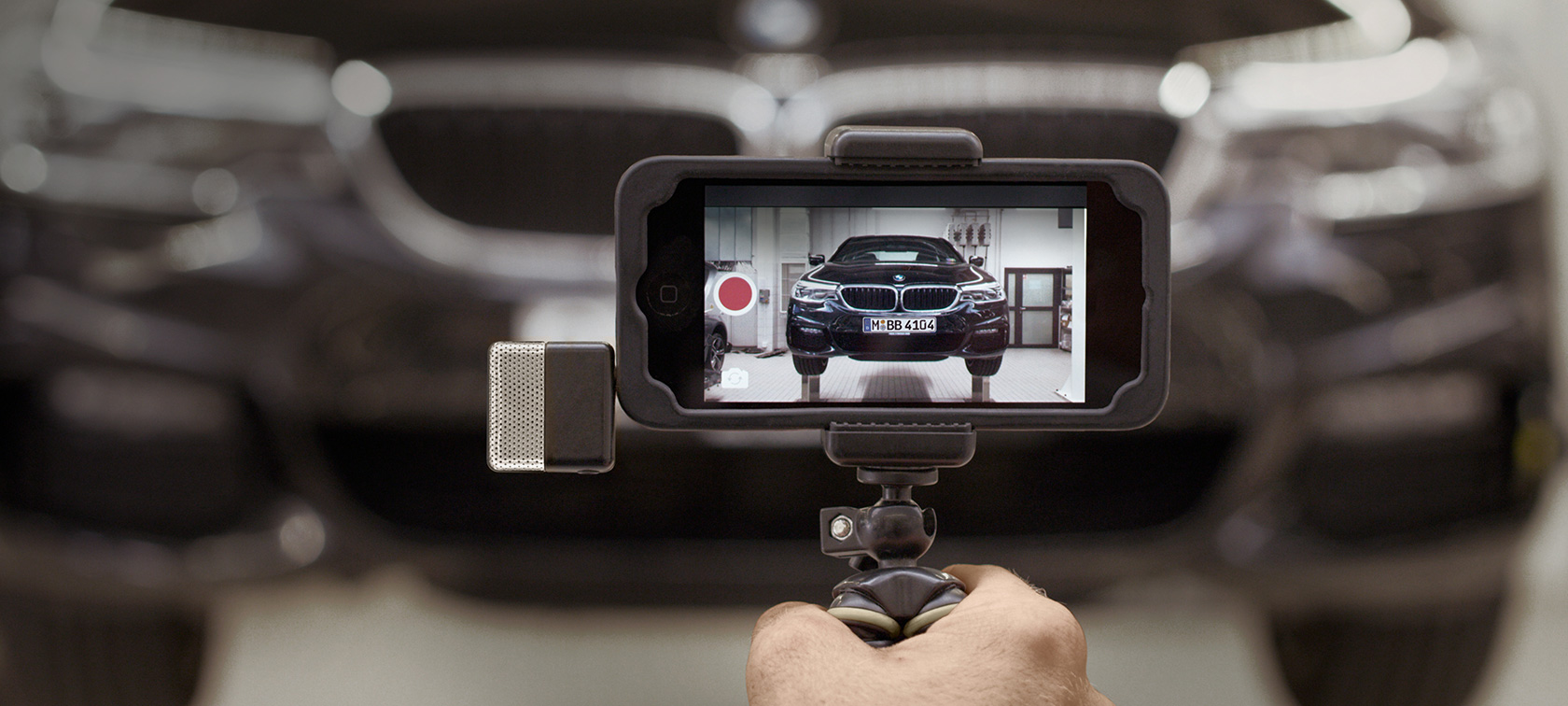 Видео от BMW Сервиз на смартфон Видео за BMW Сервиз се възпроизвежда на смартфон пред BMW