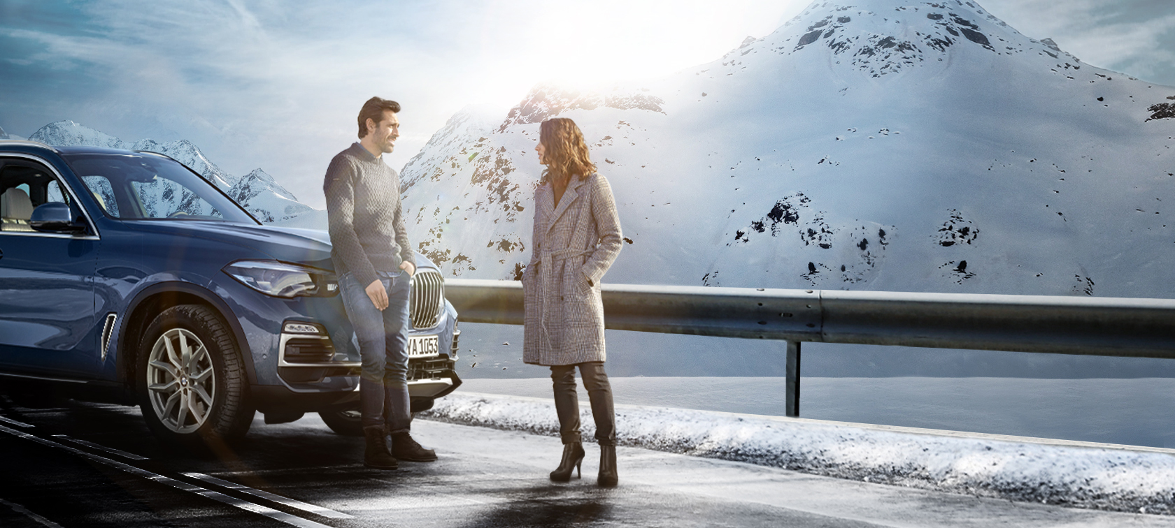 Оригинални BMW Аксесоари и BMW Service за есента и зимата. Мъж и жена пред BMW в гората