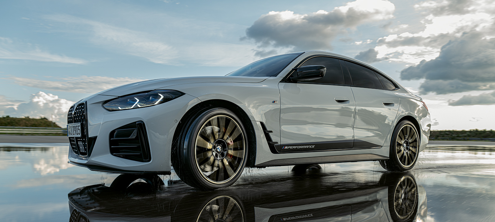 BMW M440i на огледална мокра повърхност. BMW M440i на огледална мокра повърхност.